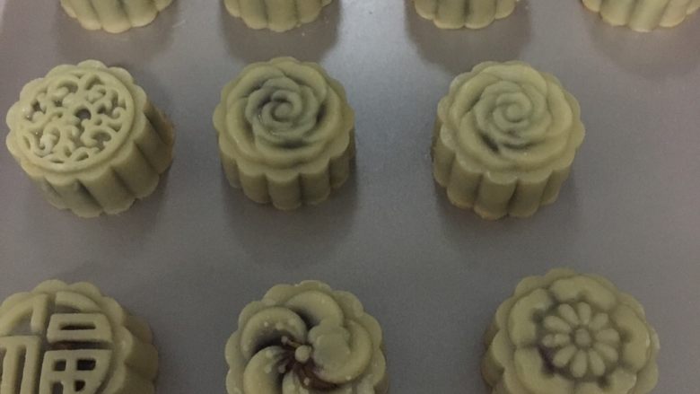 蛋黄月饼,按的同时,烤箱200度预热。月饼表面喷少许水。
