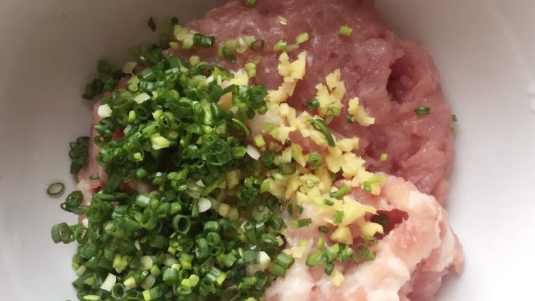 吃豆腐~肉末蒸豆腐,把剁好的肉末放进碗里,再放入葱姜末