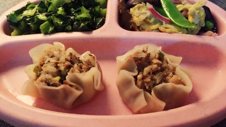 猪肉烧卖,宝宝少吃因为糯米不消化,搭配菜、粥,宝宝一餐搞定