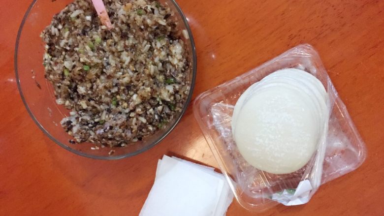 猪肉烧卖,活好肉馅,准备好的饺子皮就可以包了