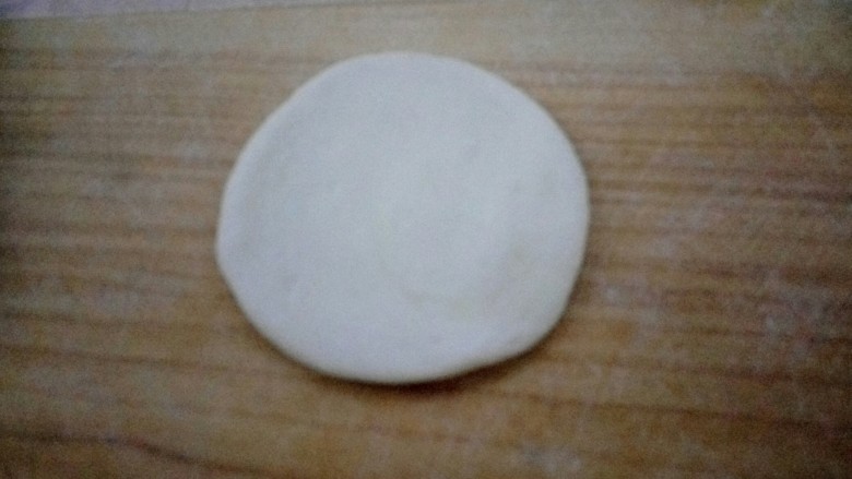#甜味#蘑菇豆沙包,取其中一个擀面皮,不能太薄,也不要太厚,适中就行