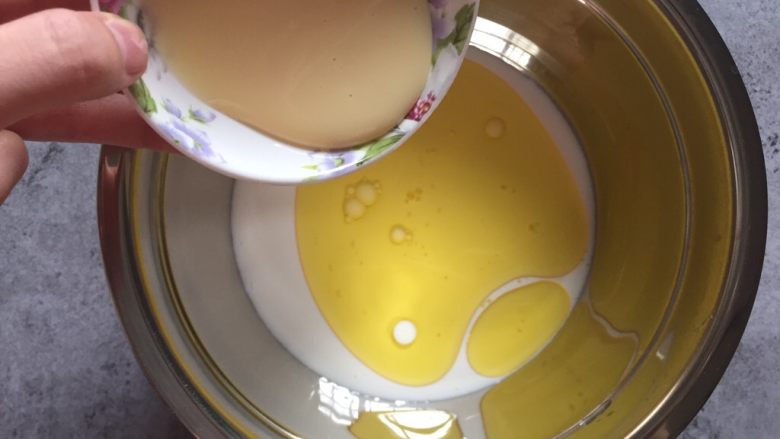 手作冰皮月饼,倒入炼奶