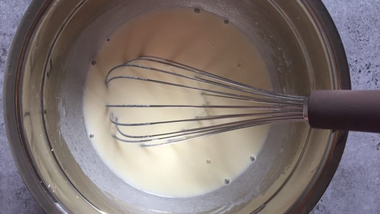 手作冰皮月饼,蛋抽搅拌均匀至乳化状态
