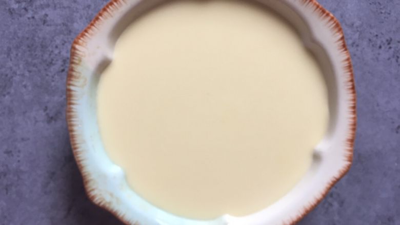 手作冰皮月饼,倒入碗内封好保鲜膜