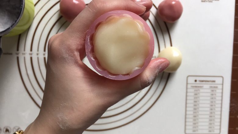 手作冰皮月饼,把面团装入
