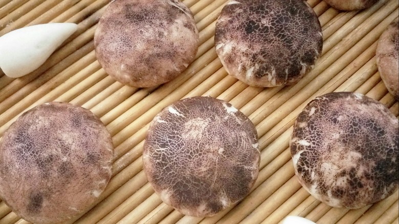 #甜味#蘑菇豆沙包,出锅了,裂纹漂亮吧😍😍