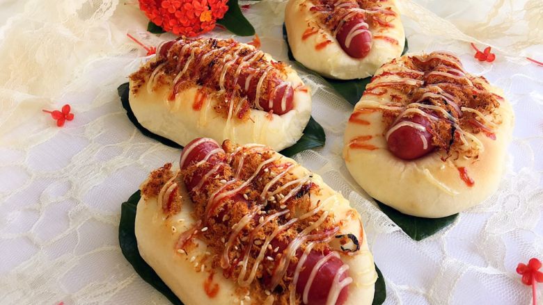 肉松热狗面包,出炉咯!热吃冷吃都不错呢,哇卡卡……