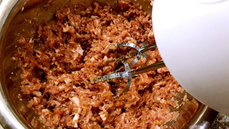 香葱鲜肉大包,用筷子朝一个方向搅拌10分钟上劲(我偷懒用了电动打蛋器)
