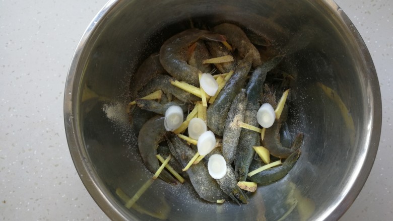 #咸味#茄汁大虾,放葱段，腌制15分钟。