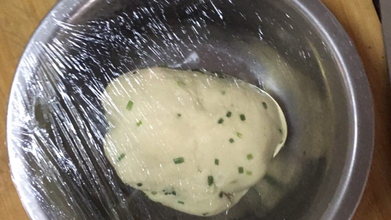 拉丝牛扎糖饼干,放于碗中,保鲜膜封口静止30分钟。