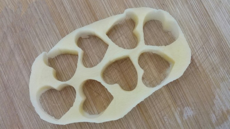 五香土豆串,用爱心模具按压