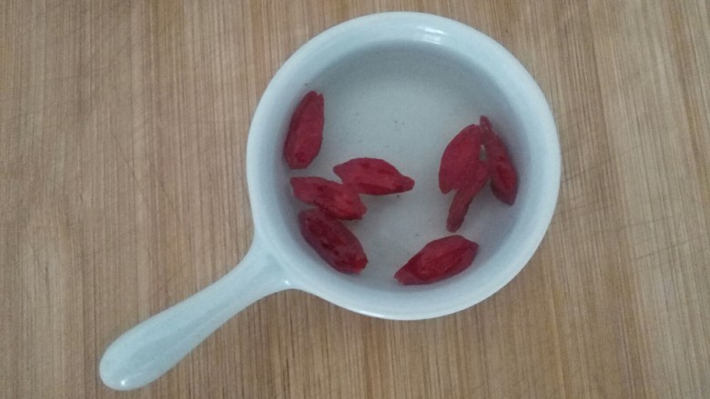 五香土豆串,蒸的过程中,枸杞用温水泡上