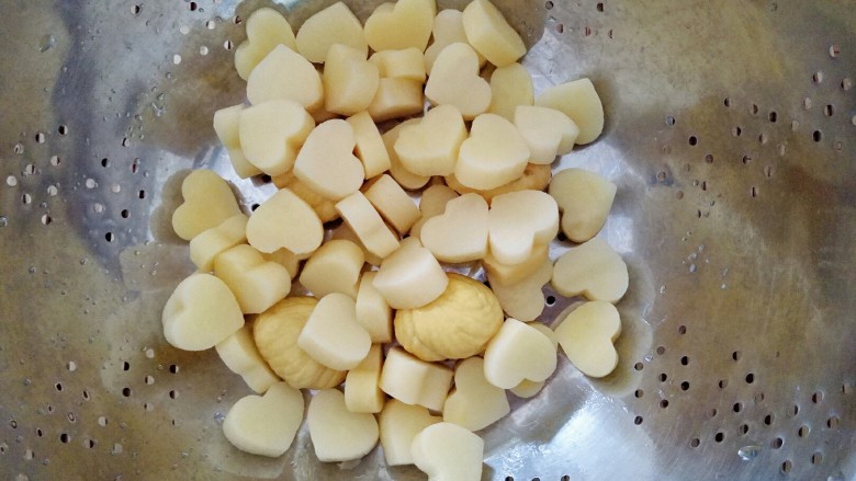 五香土豆串,一起顺便放蒸锅里蒸