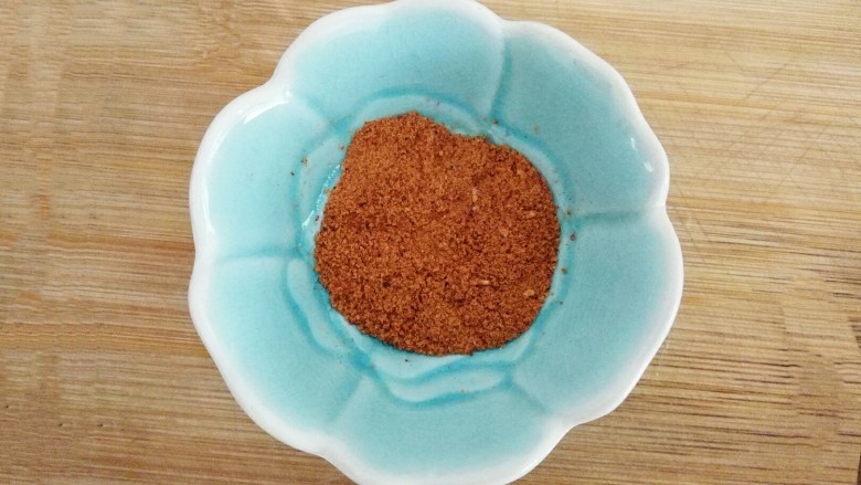 五香土豆串,小碗里加入盐、<a style='color:red;display:inline-block;' href='/shicai/ 744'>五香粉</a>