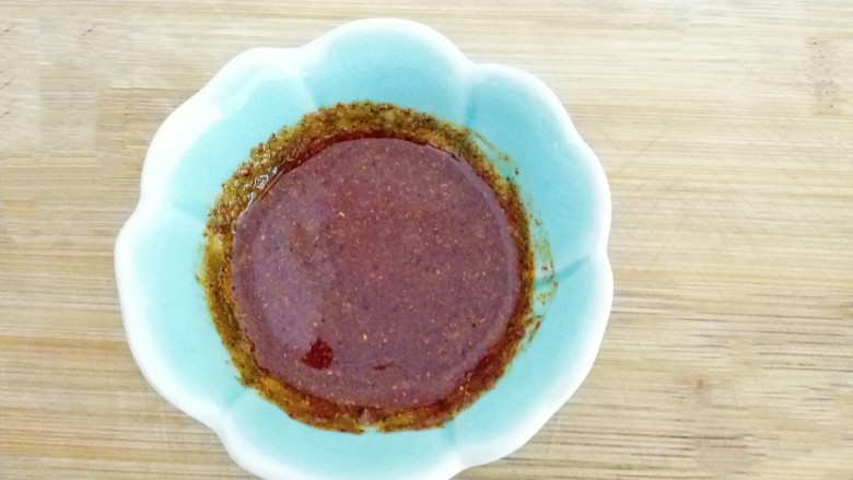 五香土豆串,把花椒、蒜片捞出(不要扔了,炒菜时可以用),把油盛到之前装有五香粉的小碗里,搅拌均匀