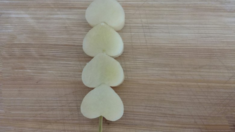 五香土豆串,取出,不烫手时,用竹签串起来
