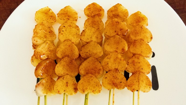 五香土豆串,把之前做好的五香油,用刷子均匀的涂抹在土豆串两面