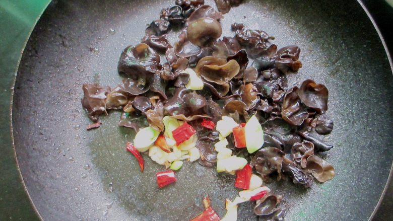 芹菜肉丝炒木耳,锅留底油,下辣椒圈、蒜末爆炒,放入木耳爆炒