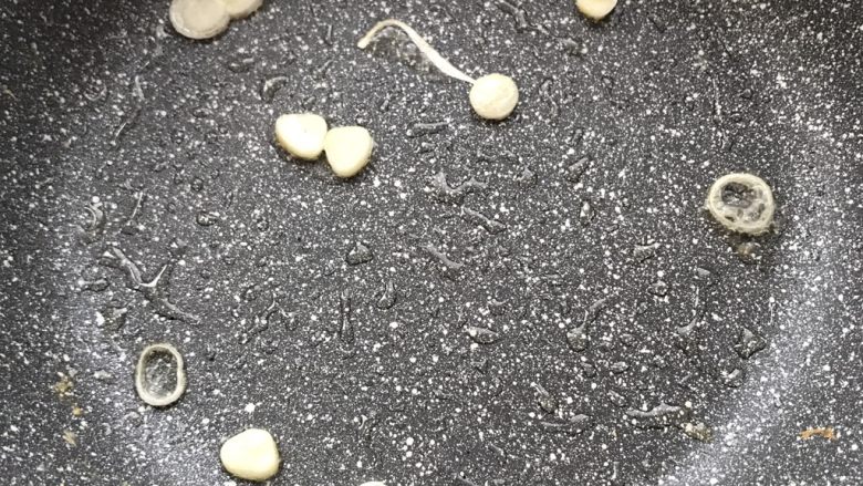 西红柿杂蔬炒馒头,锅内再倒入油,放入葱花蒜末爆香。