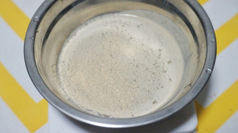 奶酪包,制作中种面团:
称取中种用的水,加入酵母溶解,静置2分钟。