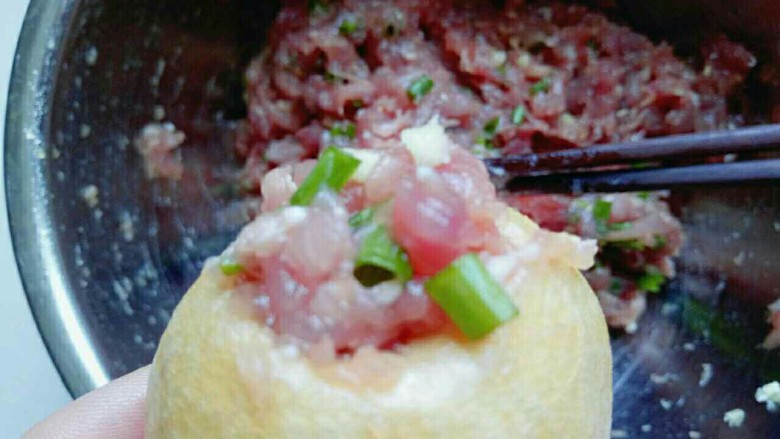#咸味#美味的面筋塞肉#,塞入肉馅,用筷子往里装,压紧装满。做出来口感更好,依次完成。