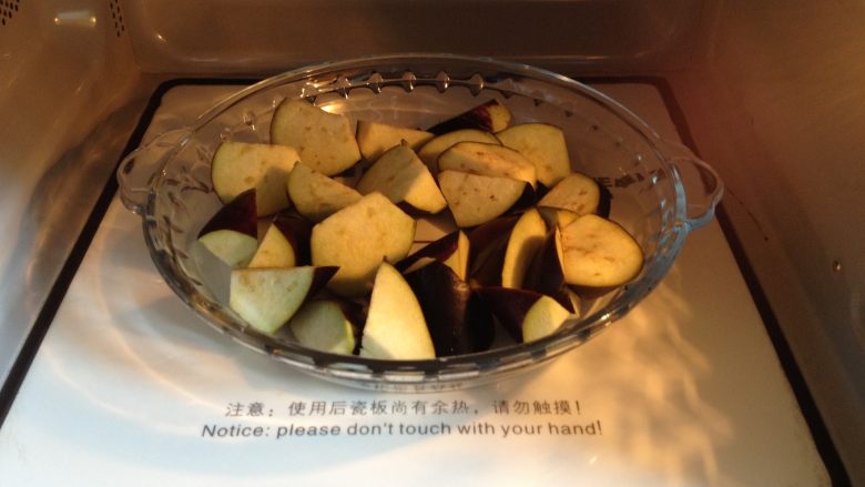 地三鲜,茄子也放进微波炉里,高火叮2分钟(如果较多,可分两次)