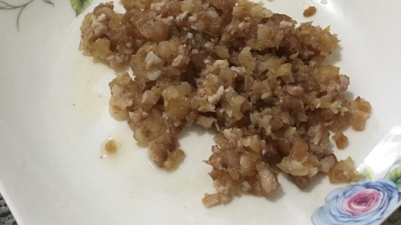 芋艿羹,将油渣剁成肉沫,备用
