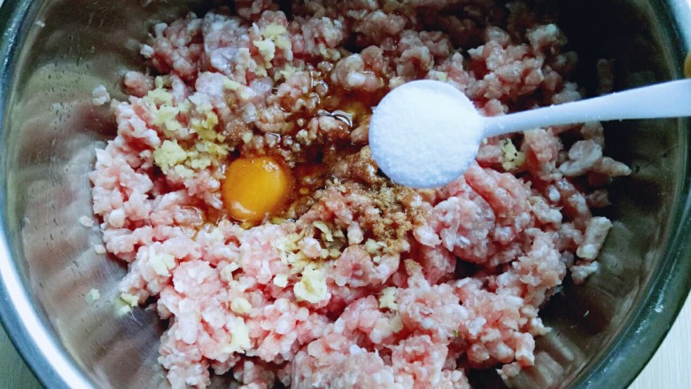 #咸味#紫菜虾皮鲜肉小馄饨,调味,加入盐,<a style='color:red;display:inline-block;' href='/shicai/ 829'>十三香</a>,依个人口味。