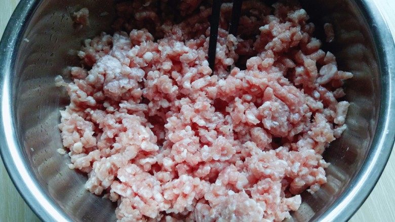 #咸味#紫菜虾皮鲜肉小馄饨,<a style='color:red;display:inline-block;' href='/shicai/ 10695'>肉糜</a>,我超市买的,让店员帮忙绞成肉馅的,这里不强调,自己剁,食用料理机都可以。