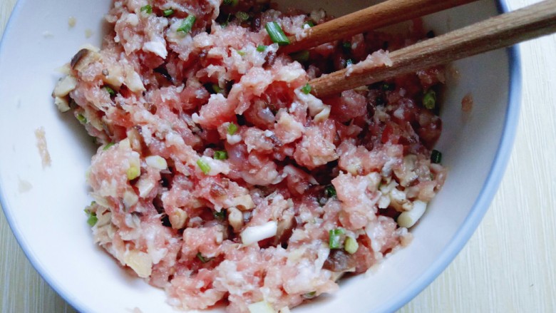 #咸味#紫菜虾皮鲜肉小馄饨,葱去皮切葱花,加入肉糜中,用筷子搅拌均匀,无需搅上筋。