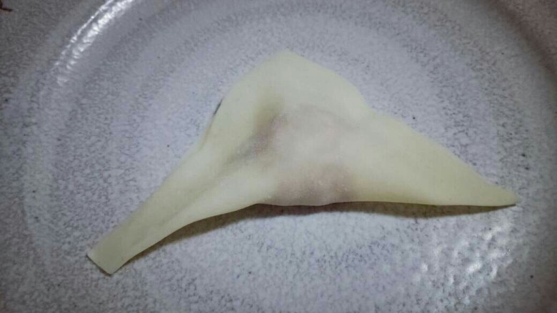 #咸味#紫菜虾皮鲜肉小馄饨,将馄饨皮对角折,如图。