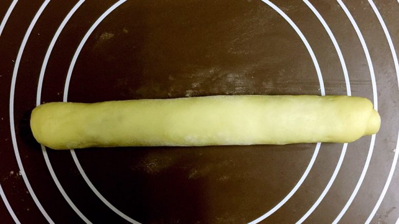 番茄酱肉松面包,将卷卷在面板上来回滚几圈,并轻轻搓长至卷的长度在20cm左右