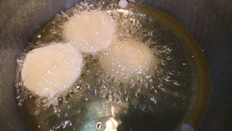 蔬菜天妇罗,土豆片裹上面衣,油炸3到4分钟。