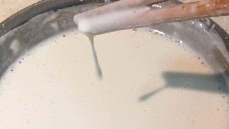 蔬菜天妇罗,将蛋液、凉白开、面粉混合调制面衣。注意面衣不能太厚,挂在筷子上有垂滴感。