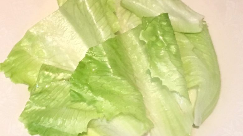 蔬菜天妇罗,芦笋切段,长5厘米。这个季节没有芦笋,临时用生菜客串一下。
