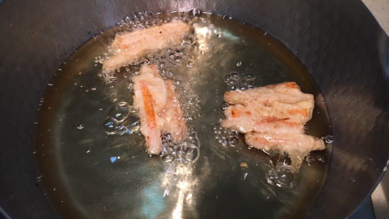 蔬菜天妇罗,胡萝卜油炸2分钟左右。也可裹上面衣,置于漏勺,再放入油锅,待面衣成形后,翻面油炸。
