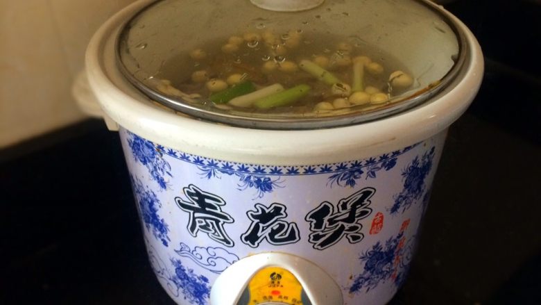 #咸味# 健脾开胃的猪肚莲子汤,盖上锅盖,煲2个小时左右就熟了。