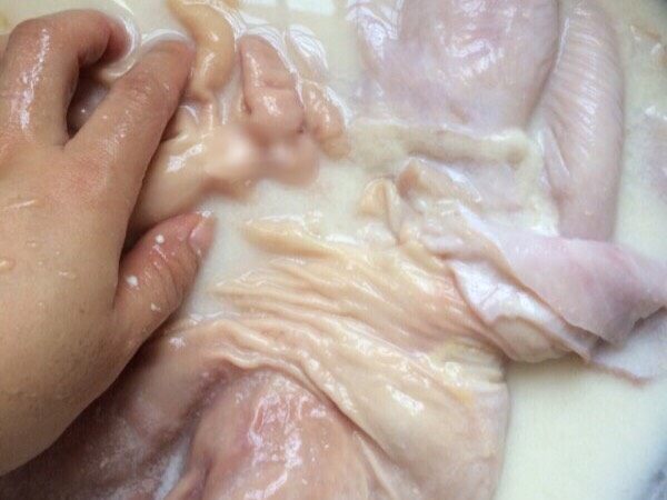 #咸味# 健脾开胃的猪肚莲子汤,水脏了倒掉,重新加面粉,盐,食用油,搓洗两遍就非常干净。