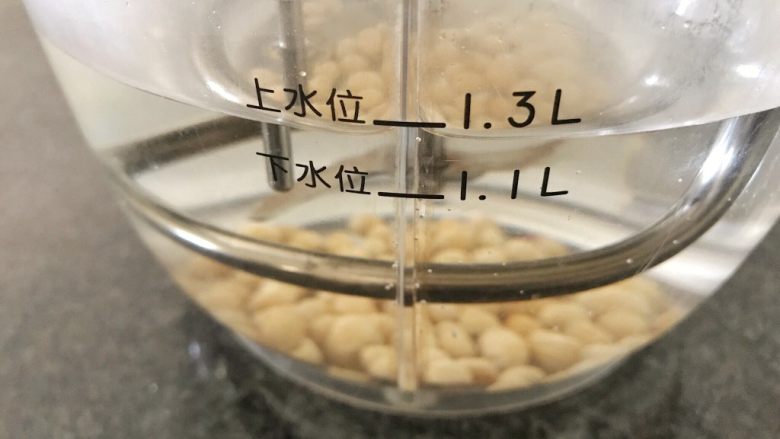 吃豆腐~豆子与豆腐的碰撞,樱桃用的是干湿两用豆浆机,所以没有隔夜浸泡黄豆。在豆浆机里,加入1.3L的清水,把黄豆加进来,