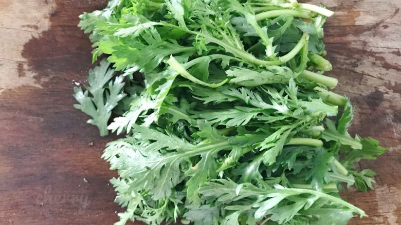 吃豆腐~豆子与豆腐的碰撞,春菊(蓬蒿菜)切成3寸左右的段(这里没有规定,您可以随意),