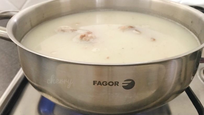 吃豆腐~豆子与豆腐的碰撞,倒入刚才煮好的豆浆,开大火煮沸,