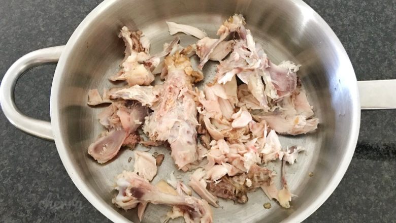吃豆腐~豆子与豆腐的碰撞,找一口大锅,将鸡架加进来,