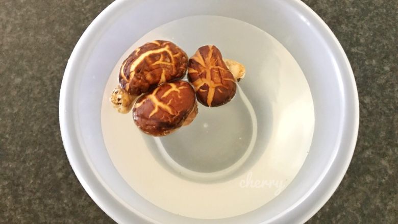 吃豆腐~豆子与豆腐的碰撞,首先我们将花菇泡软,