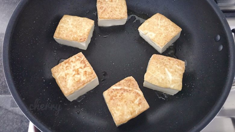 吃豆腐~豆子与豆腐的碰撞,煎制两面金黄即可,