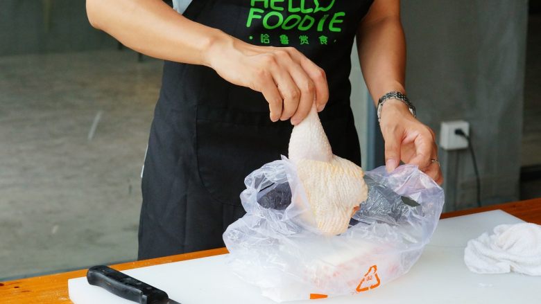 杂菜香草烤鸡腿肉,用2克盐和1克黑胡椒将鸡腿腌两小时。然后,将面粉、3克盐和2克黑胡椒放入食用胶袋(或大的保鲜袋)并混合在一起,均匀地裹在鸡腿上。