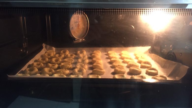 玛格丽特饼干,送入提前预热好的烤箱,上下火170度烤18分钟。