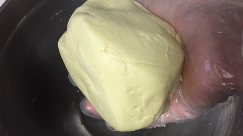 玛格丽特饼干,用手揉成光滑的面团,装保鲜袋入冰箱冷藏1小时。