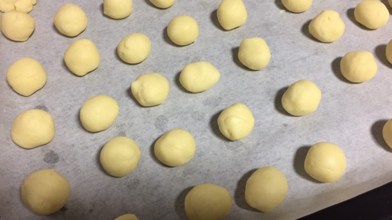 玛格丽特饼干,分成8克左右的小剂子搓成圆球,排在烤盘上。