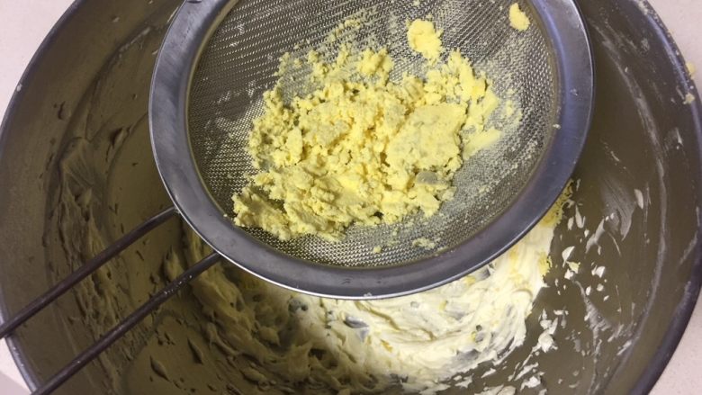玛格丽特饼干,筛入熟蛋黄。鸡蛋煮的老一点,比较容易过筛。