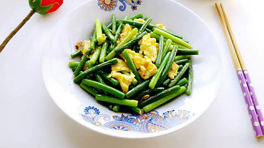 蒜苔炒鸡蛋